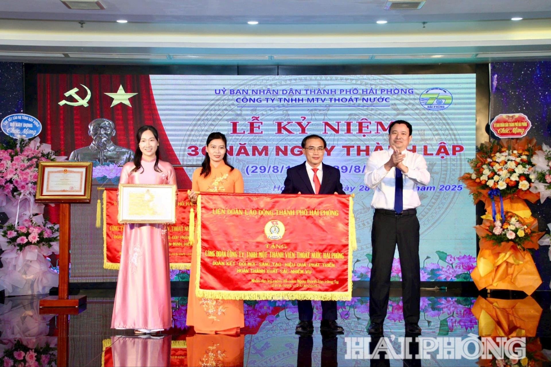 Die City Labor Federation verlieh der Hai Phong Drainage One Member Co., Ltd. die Flagge für hervorragende Nachahmung.