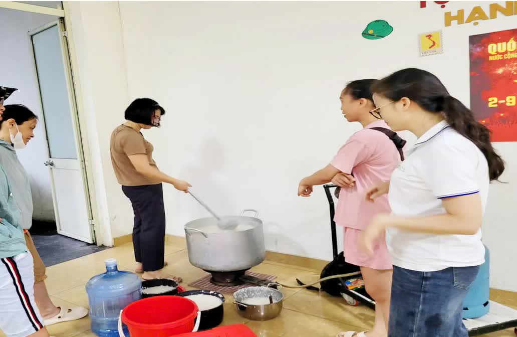Phường Đông Ngạc kịp thời hỗ trợ người dân cơn bão số 5- Ảnh 9.