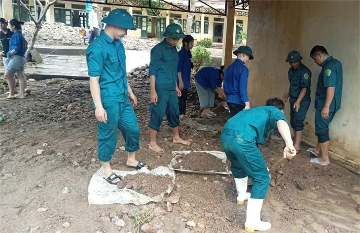 Lũ cuốn hàng trăm mét khối đất đá vào trường ở xã biên giới Thanh Hóa - Ảnh 4.