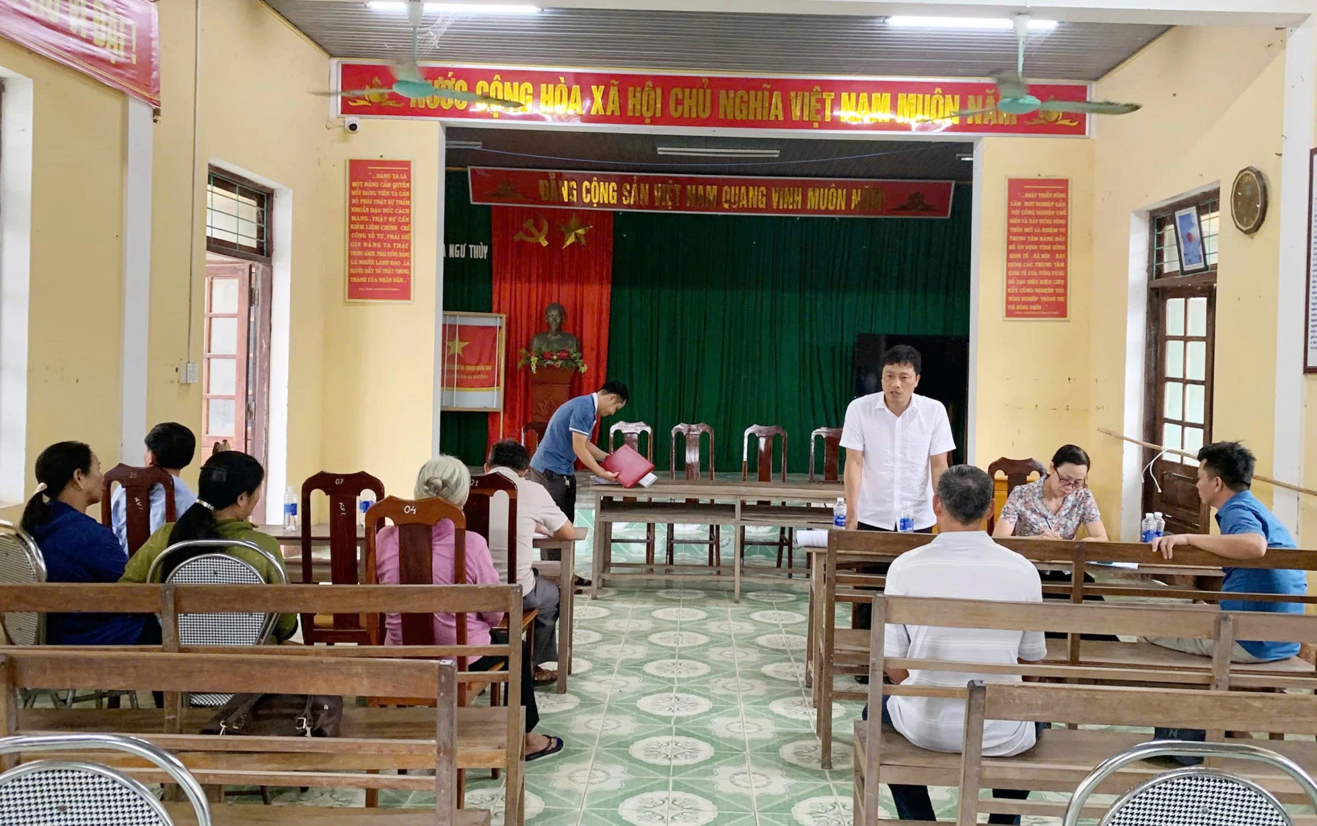 Hội đồng giải phóng mặt bằng cấp xã gặp gỡ, đối thoại với người dân - Ảnh: T.Q 