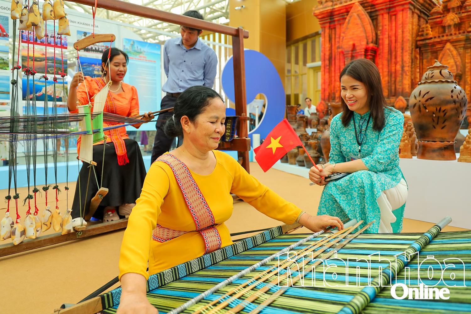 Trình diễn nghề dệt thổ cẩm truyền thống của đồng bào Chăm.