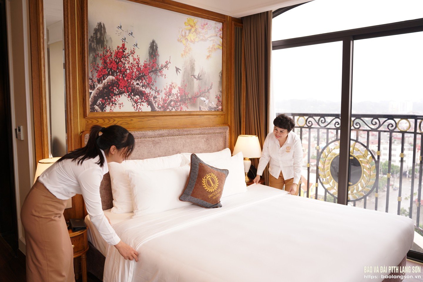 Nhân viên khách sạn Imperial Lạng Sơn chuẩn bị phòng nghỉ đón khách dịp lễ