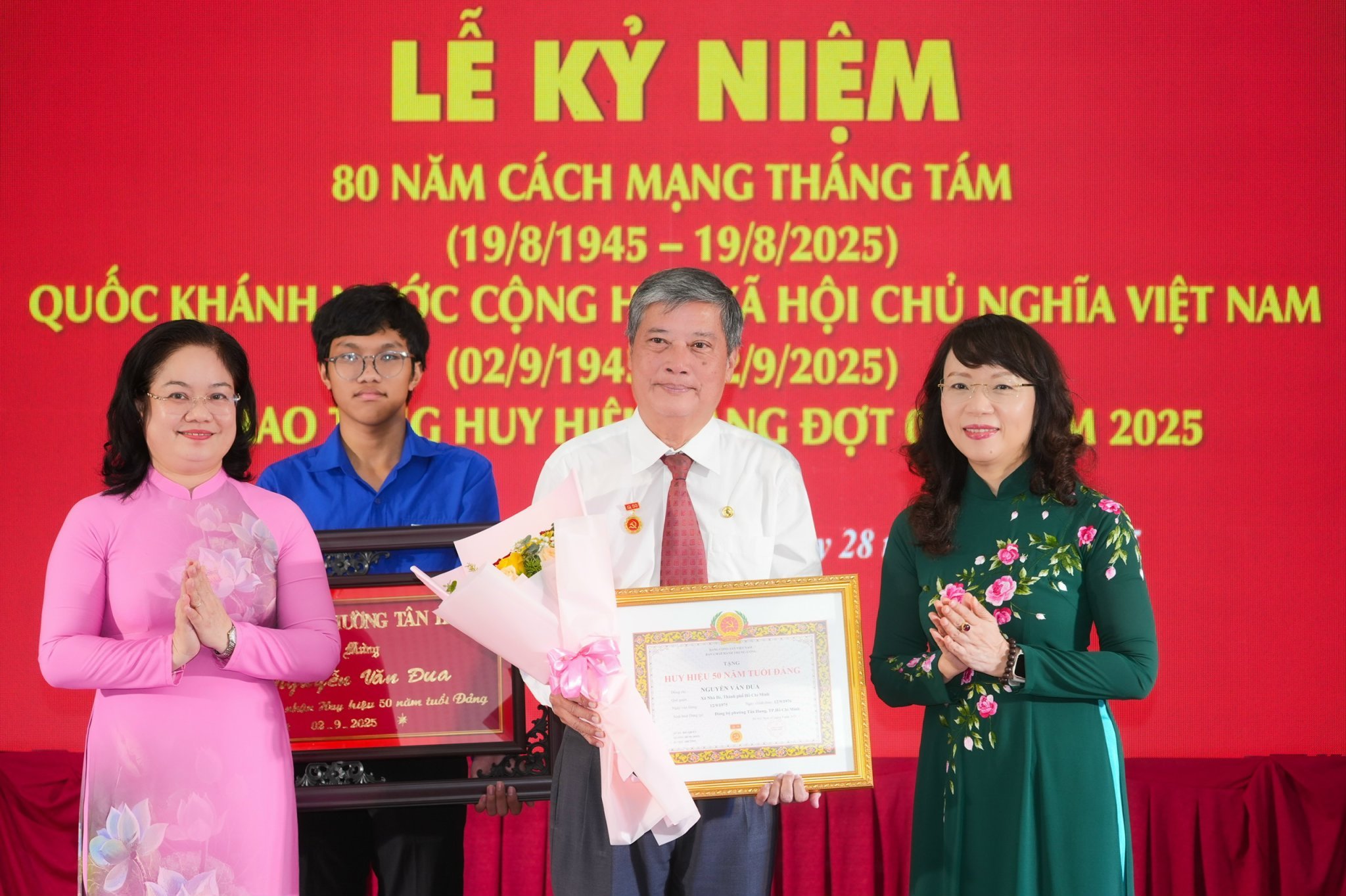 TP.HCM: Trao nhiều huy hiệu Đảng dịp Quốc khánh - Ảnh 3.