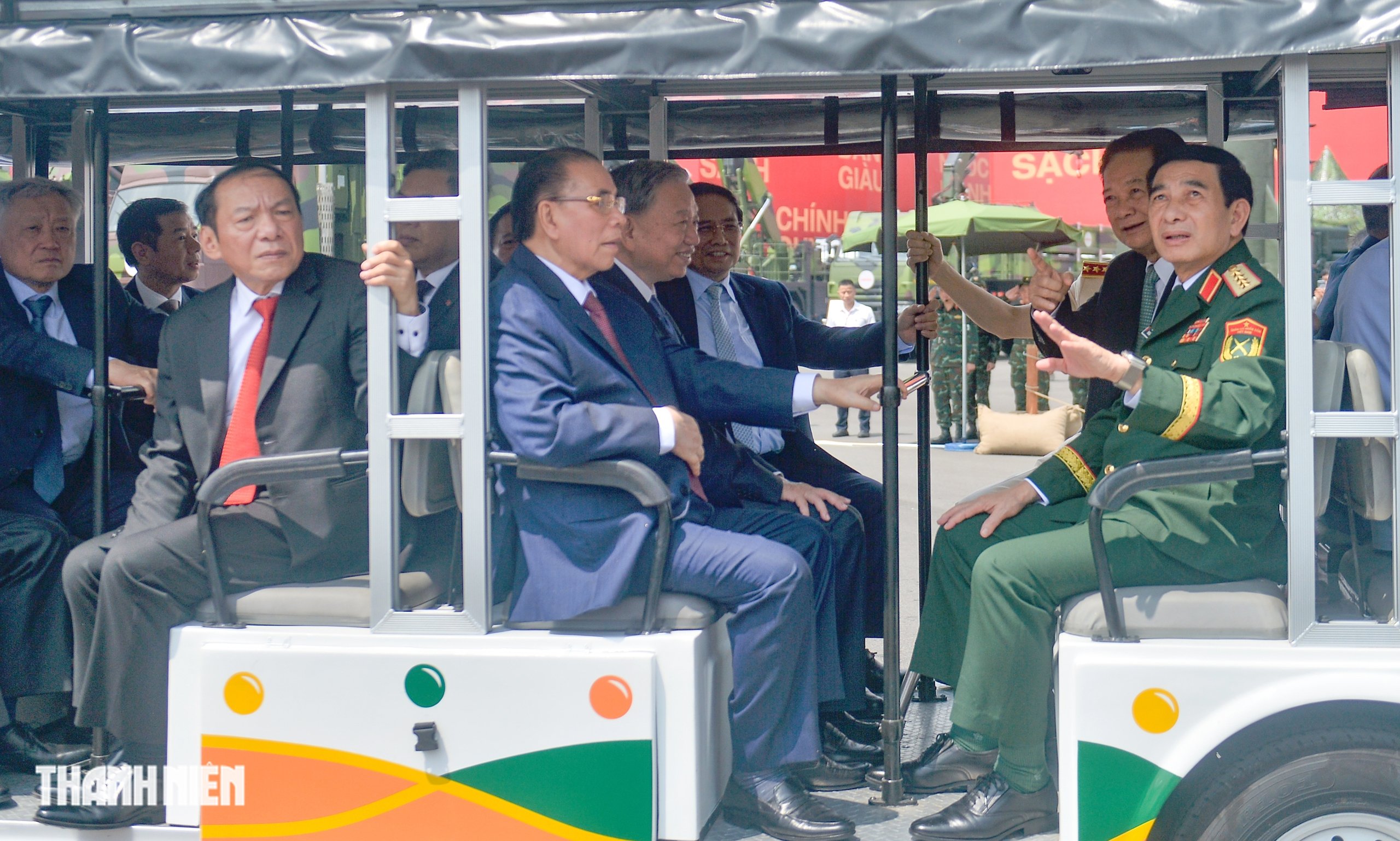 Ngắm dàn tên lửa và khí tài hiện đại tại Triển lãm thành tựu đất nước - Ảnh 1.