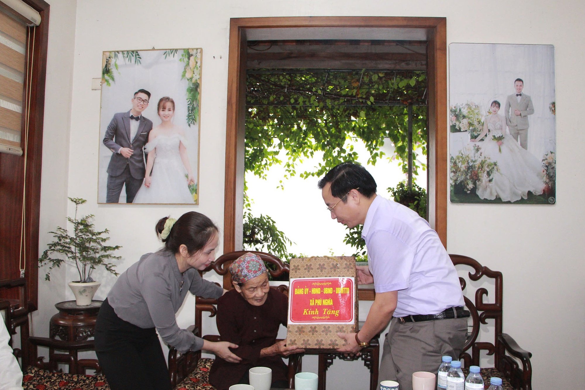 Lãnh đạo xã Phú Nghĩa thăm tặng quà các gia đình chính sách, người có công- Ảnh 8.
