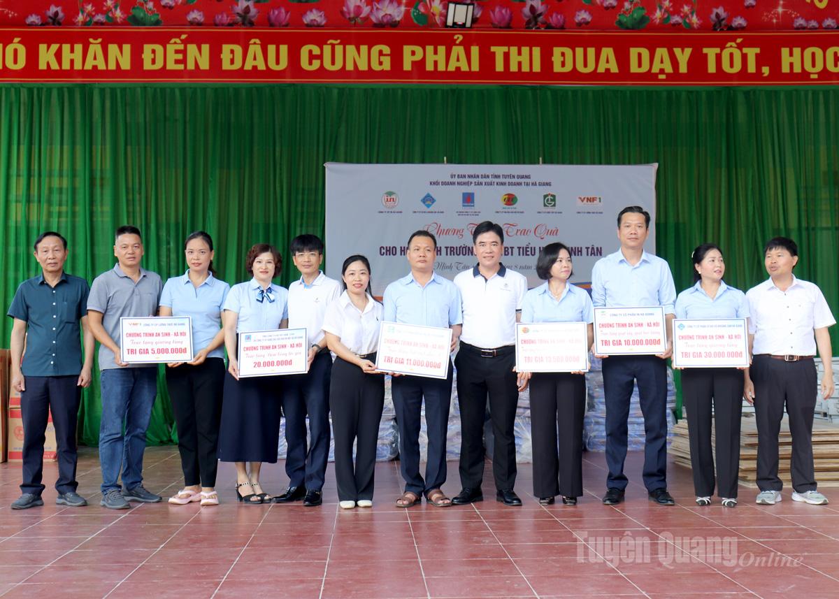 Representantes de las unidades del Bloque Empresarial de Producción y Negocios de la provincia de Tuyen Quang en Ha Giang (antiguo) entregaron regalos a la escuela.