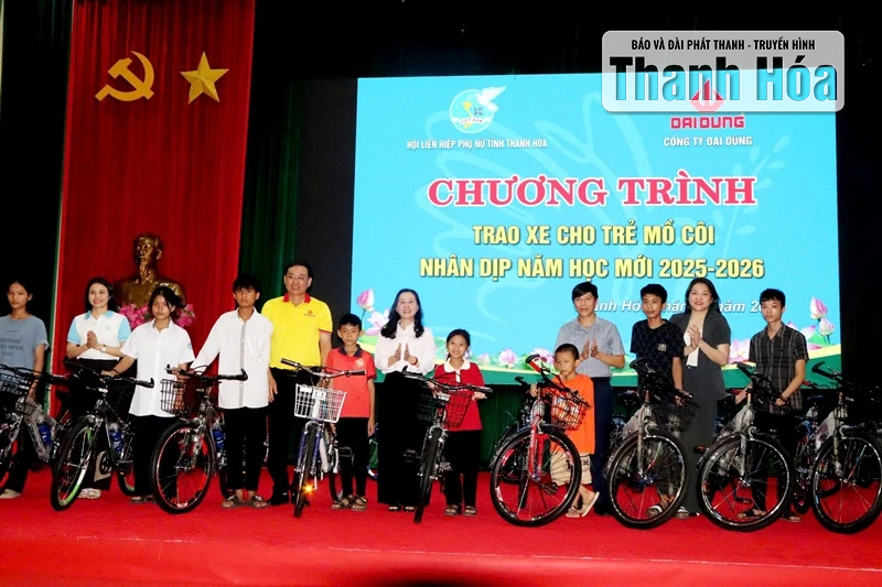 ចែកកង់ដល់កុមារកំព្រាក្នុងឱកាសឆ្នាំសិក្សាថ្មីនៅវួដ Tinh Gia