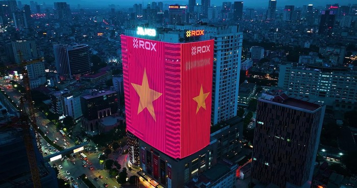 ROX Tower rực rỡ cờ hoa, lan tỏa tinh thần tự hào Việt Nam- Ảnh 1.