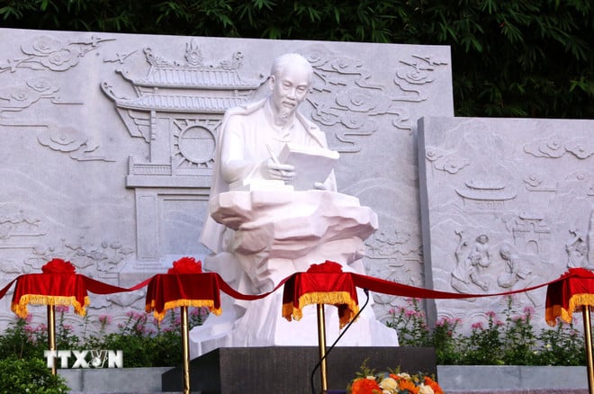 ttxvn-da-nang-khanh-thanh-cong-trinh-tuong-bac-ho-8240192-3.jpg