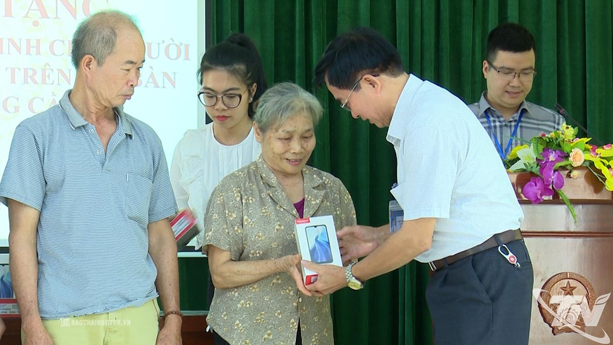 มอบสมาร์ทโฟนให้กับครัวเรือนยากจนในเขตตำบลบักกาน