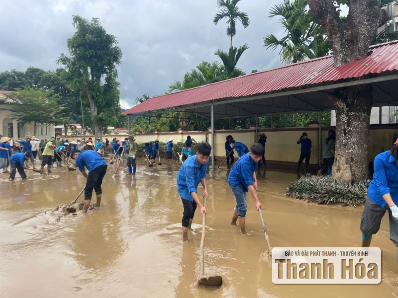 タインホア省の若者が嵐の影響を乗り越えるために協力