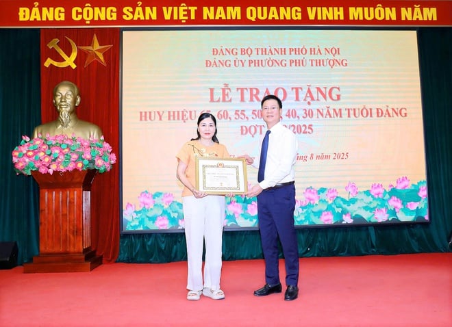 Phường Phú Thượng tổ chức Lễ trao Huy hiệu Đảng đợt 2/9- Ảnh 3.