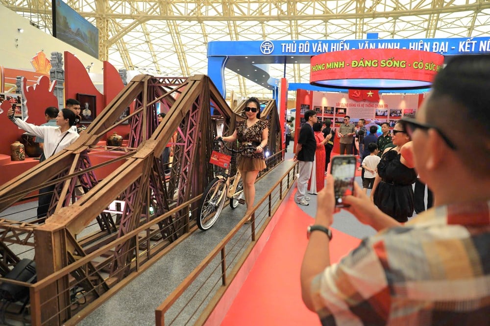 Thousands of people from all over the country flocked to the Exhibition '80 Years of Journey of Independence - Freedom - Happiness' - photo 13
