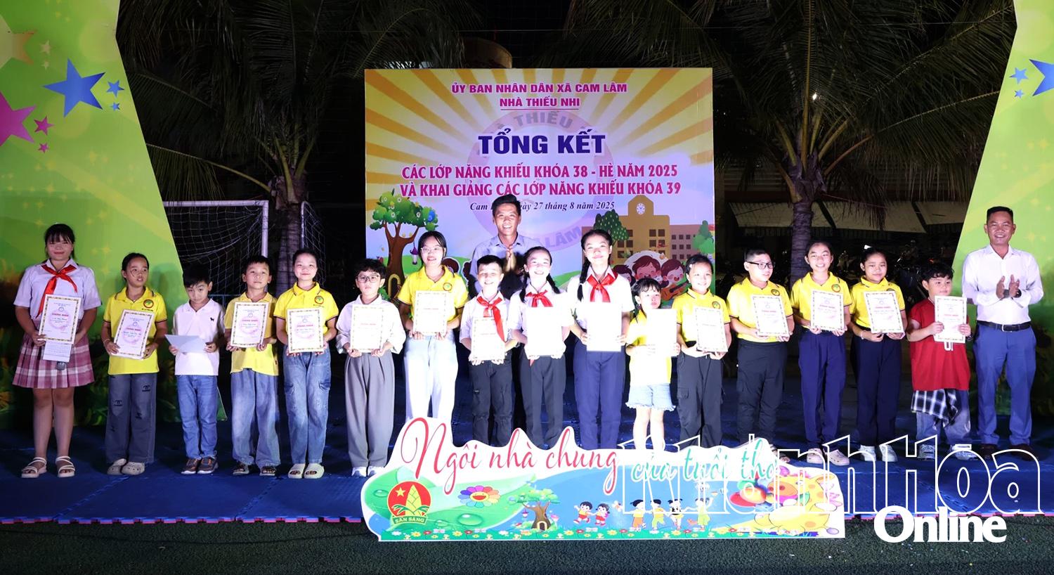 Lãnh đạo Nhà Thiếu nhi xã Cam Lâm trao giấy khen cho các học viên.