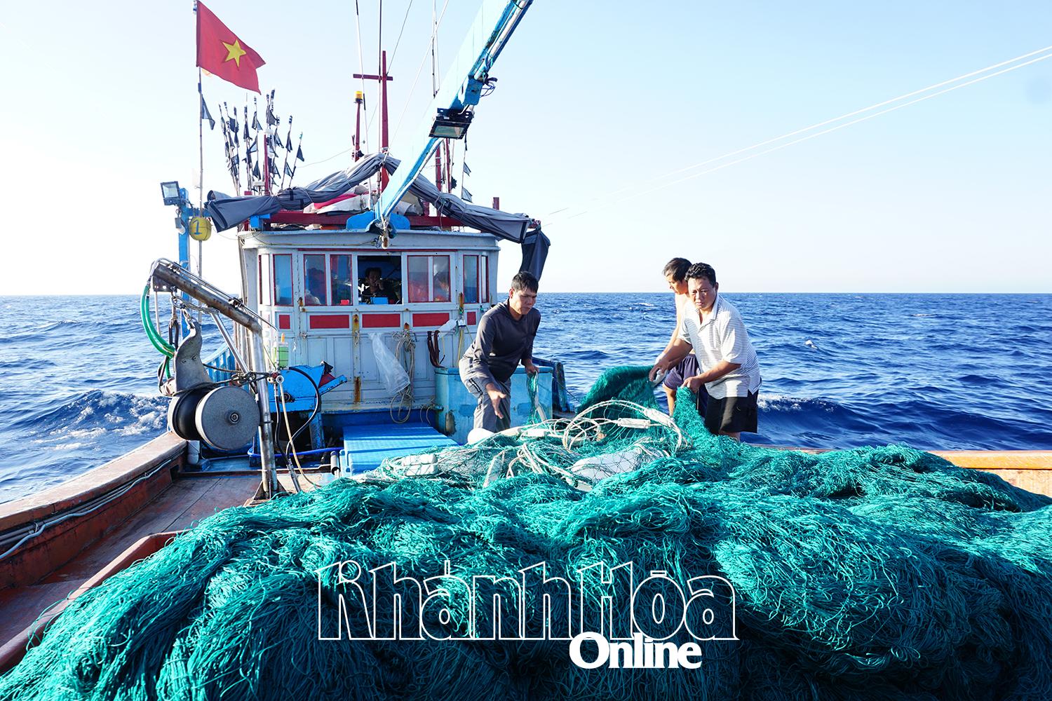Die Fischer von Khanh Hoa nutzen Wasserprodukte auf offener See.