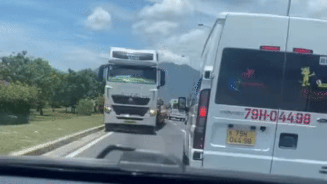 Xe container chạy ngược chiều trên đường nối Nha Trang và sân bay Cam Ranh