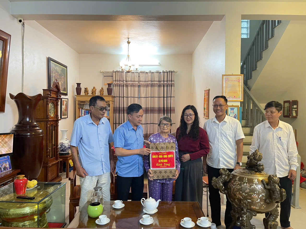 Lãnh đạo xã Phú Nghĩa thăm tặng quà các gia đình chính sách, người có công- Ảnh 11.