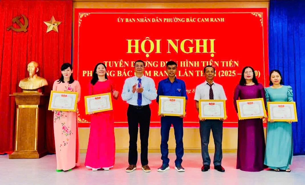 Los líderes del barrio de Bac Cam Ranh otorgaron certificados de mérito a personas individuales.