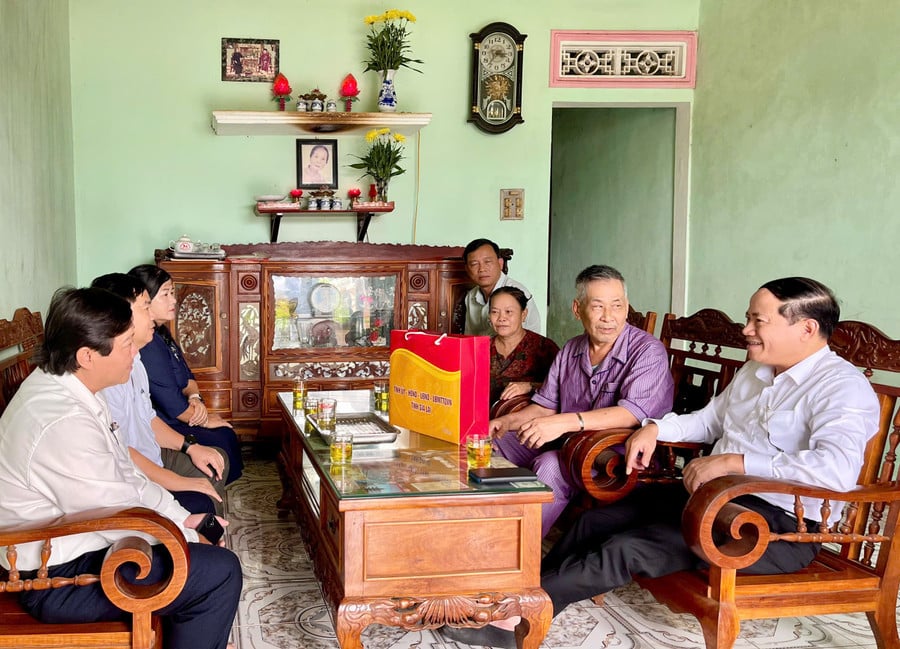 chu-tich-ubnd-tinh-pham-anh-tuan-tham-va-tang-qua-gia-dinh-ong-nguyen-huu-ich-sn-1947-thon-tien-son-2-xa-bien-ho-anh-vu-thao.jpg