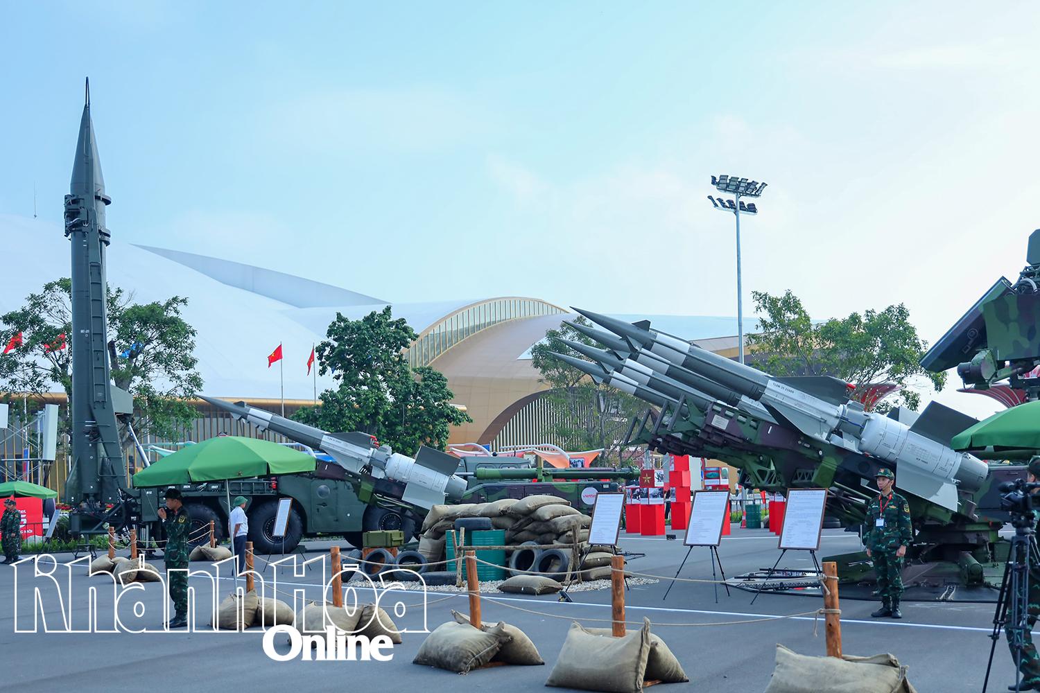 Không gian giới thiệu khí tài quân sự trong phân khu ngoài trời của triển lãm.