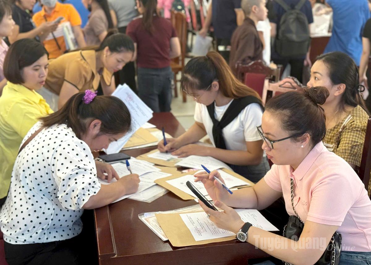 Các lực lượng hỗ trợ thí sinh trúng tuyển nhập học tại Trường Đại học Tân Trào.