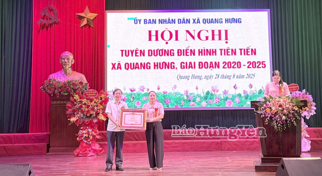 Comrade Vu Xuan Thuy, former Permanent Vice Chairman of the People's Committee of the old Phu Cu district, received a Certificate of Merit from the Prime Minister.