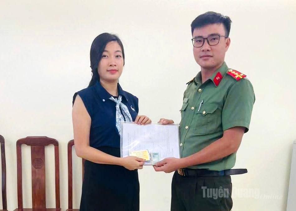 Ha Giang Ward 1 Police returned property to Ms. Nguyen Thi Anh Ngoc.