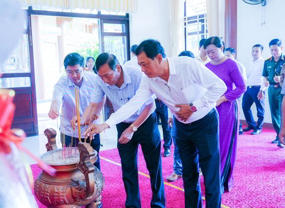Các đại biểu thành kính dâng hương tưởng niệm GS.VS Trần Đại Nghĩa.

