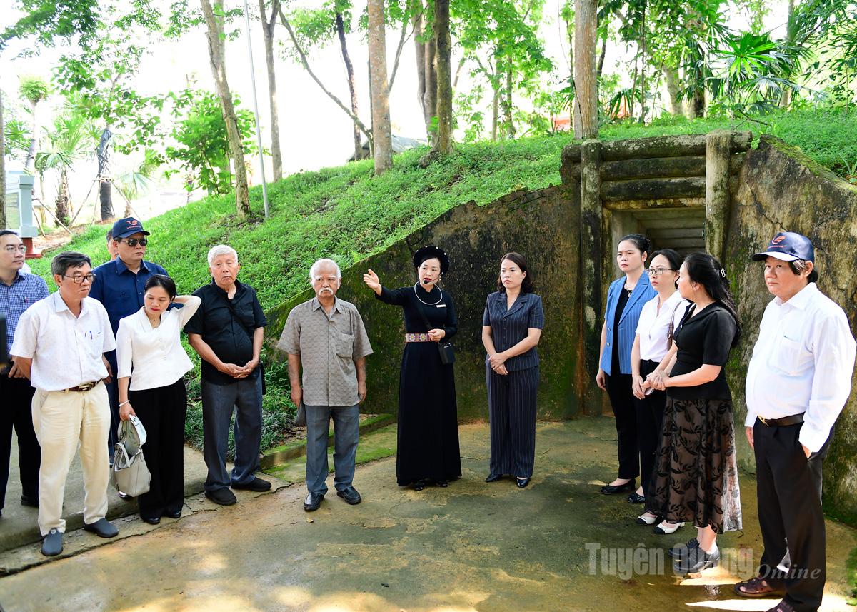 国会常任委員会遺跡で説明を聞く代表者たち。