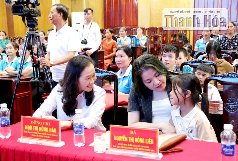 ចែកកង់ដល់កុមារកំព្រាក្នុងឱកាសឆ្នាំសិក្សាថ្មីនៅវួដ Tinh Gia