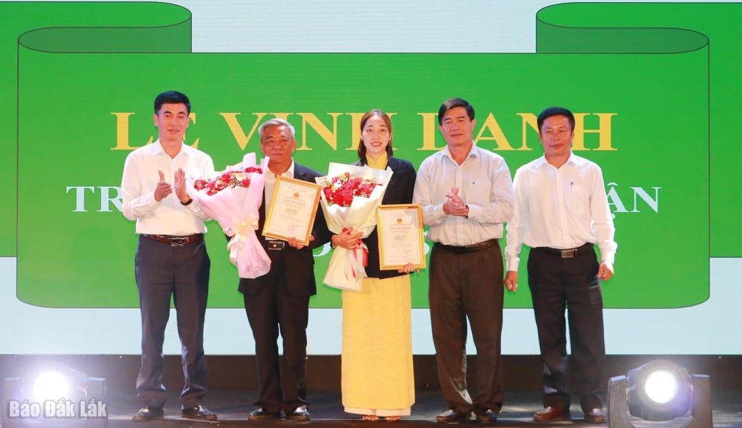 ថ្នាក់​ដឹកនាំ​ខេត្ត​បាន​ប្រគល់​វិញ្ញាបនបត្រ​ផលិតផល Ocop ថ្នាក់​ជាតិ​លំដាប់​ផ្កាយ​ប្រាំ​ដល់​សហគ្រាស​កិត្តិយស​ចំនួន​ពីរ។