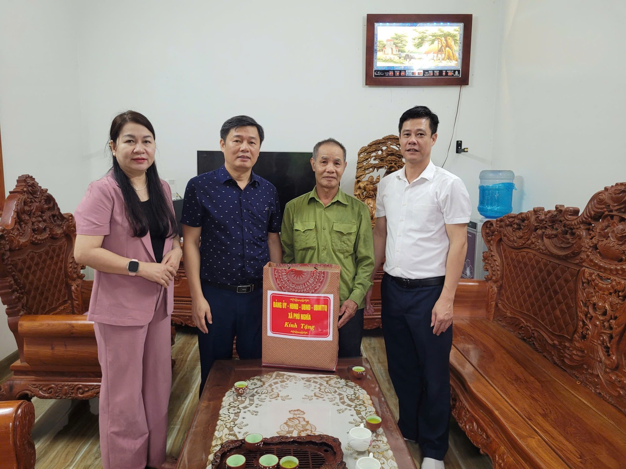 Lãnh đạo xã Phú Nghĩa thăm tặng quà các gia đình chính sách, người có công- Ảnh 4.