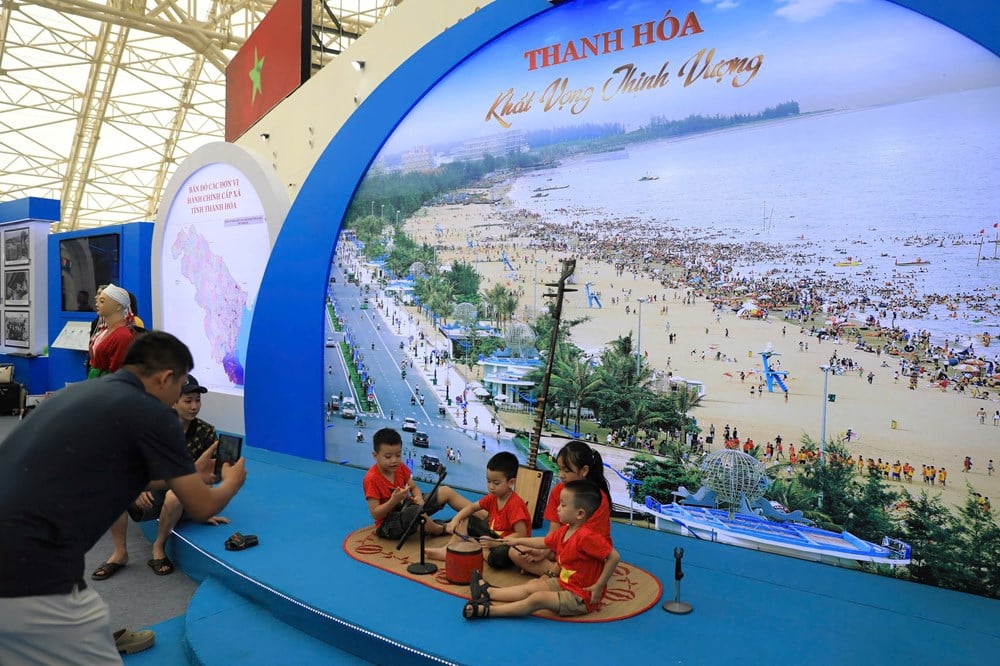 Thousands of people from all over the country flocked to the Exhibition '80 Years of Journey of Independence - Freedom - Happiness' - photo 4