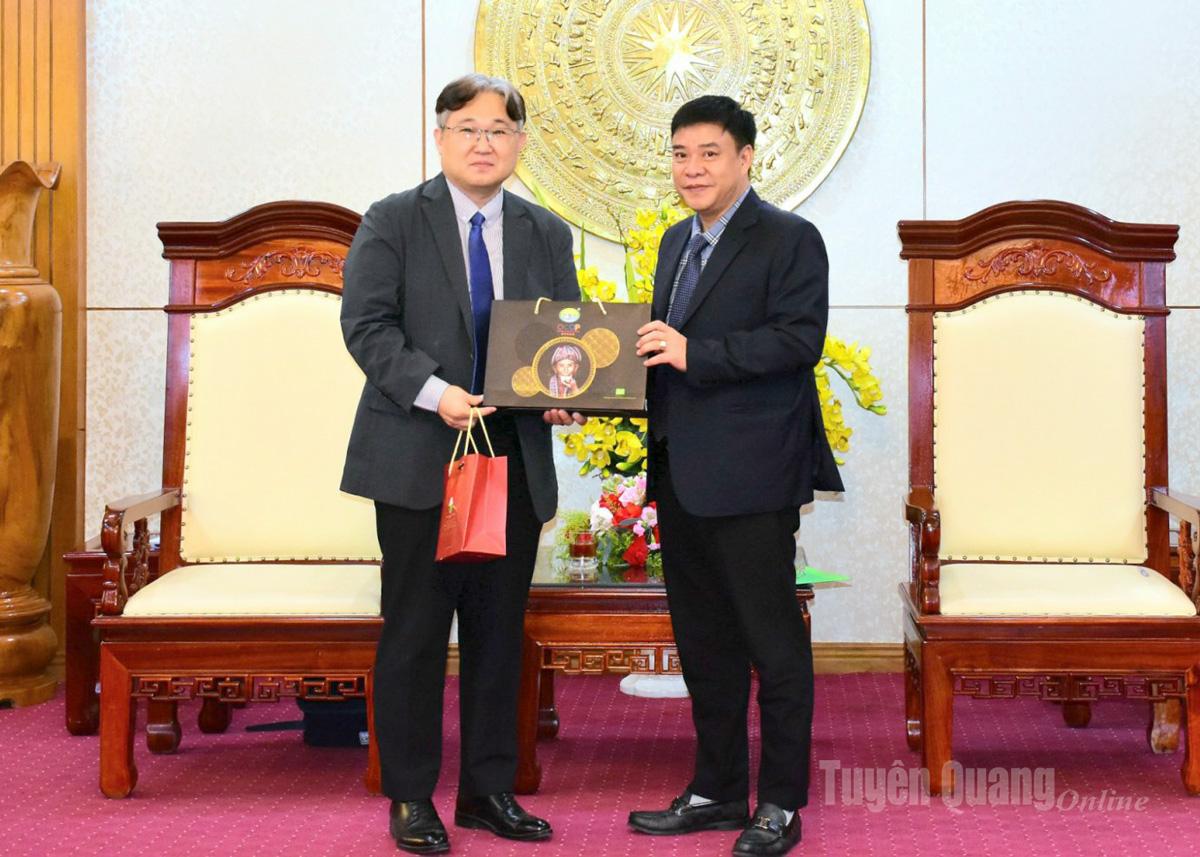 Đồng chí Hoàng Gia Long, Phó Chủ tịch UBND tỉnh tặng quà cho tổ chức GNI.