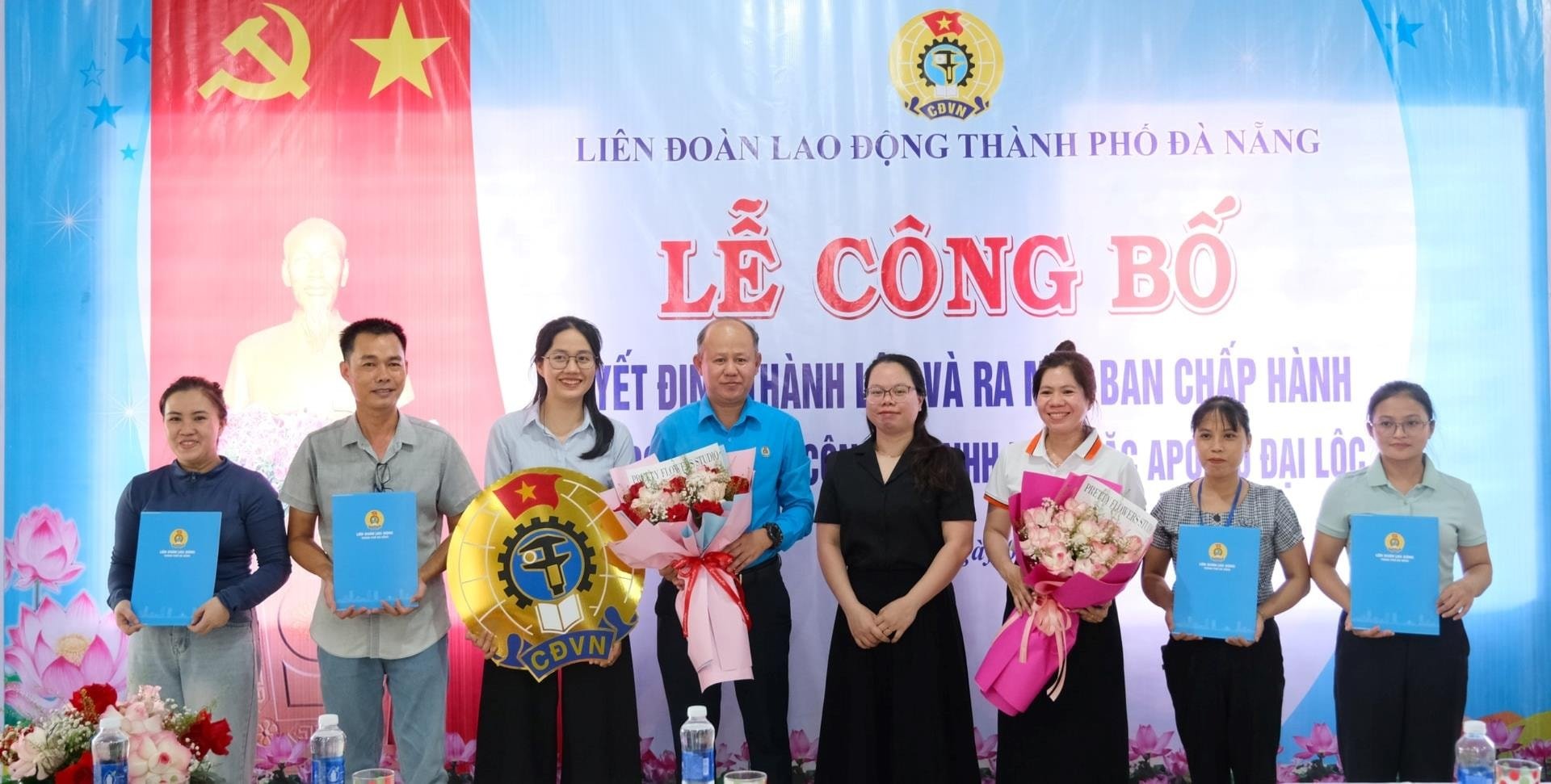 អនុប្រធានអចិន្ត្រៃយ៍នៃសហព័ន្ធការងារទីក្រុង Le Van Dai (ទី 4 ពីឆ្វេង) បានធ្វើបទបង្ហាញអំពីការសម្រេចចិត្តបង្កើតសហជីពការងាររបស់ក្រុមហ៊ុន Apollo Dai Loc Garment Company Limited ។ រូបថត៖ P.H