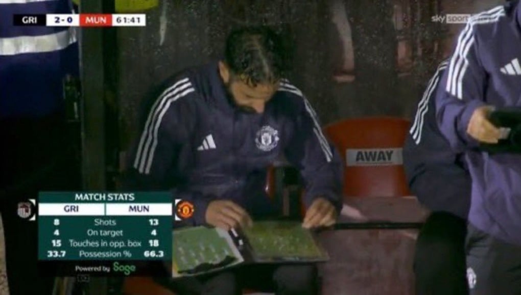 CĐV Man Utd phẫn nộ vì hành động “hèn nhát” của HLV Amorim - 2
