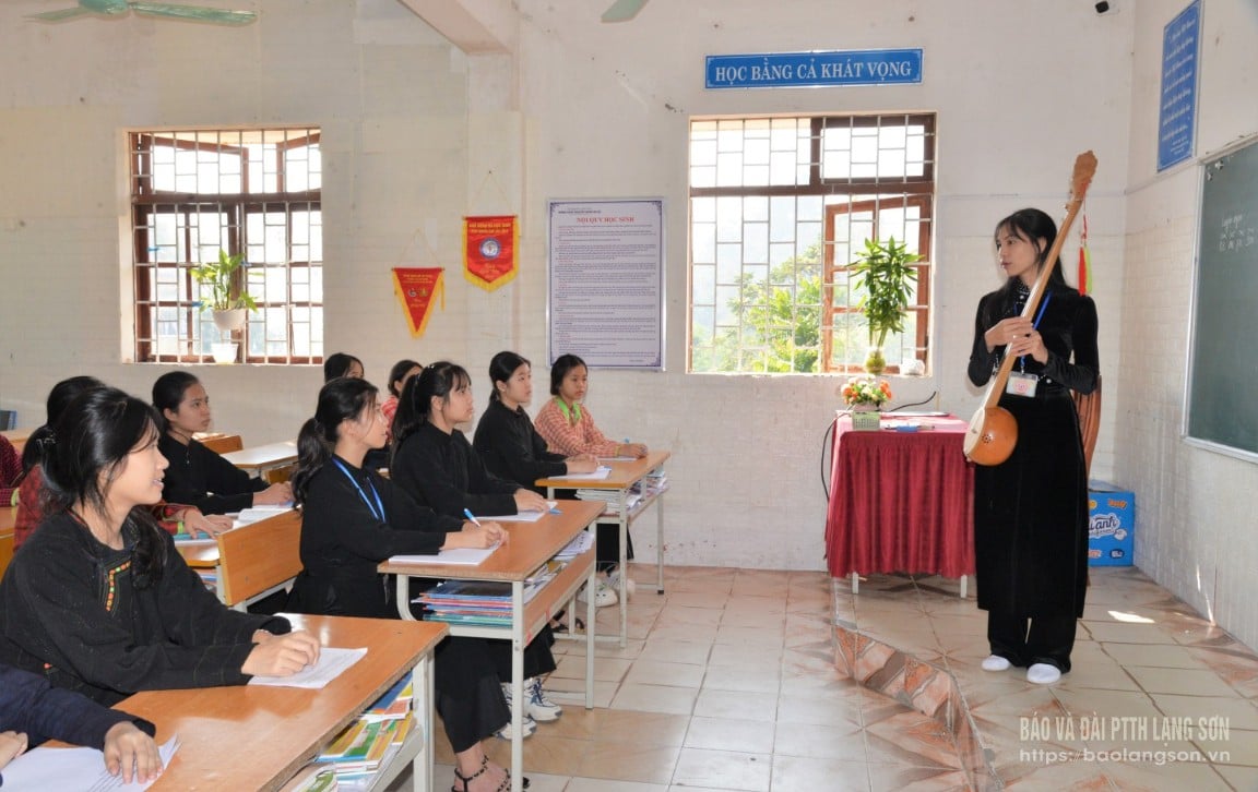 Các em học sinh Trường PTDT Nội trú THCS&THPT Cao Lộc được giáo viên  truyền dạy hát then, đàn tính trong tiết học ngoại khoá