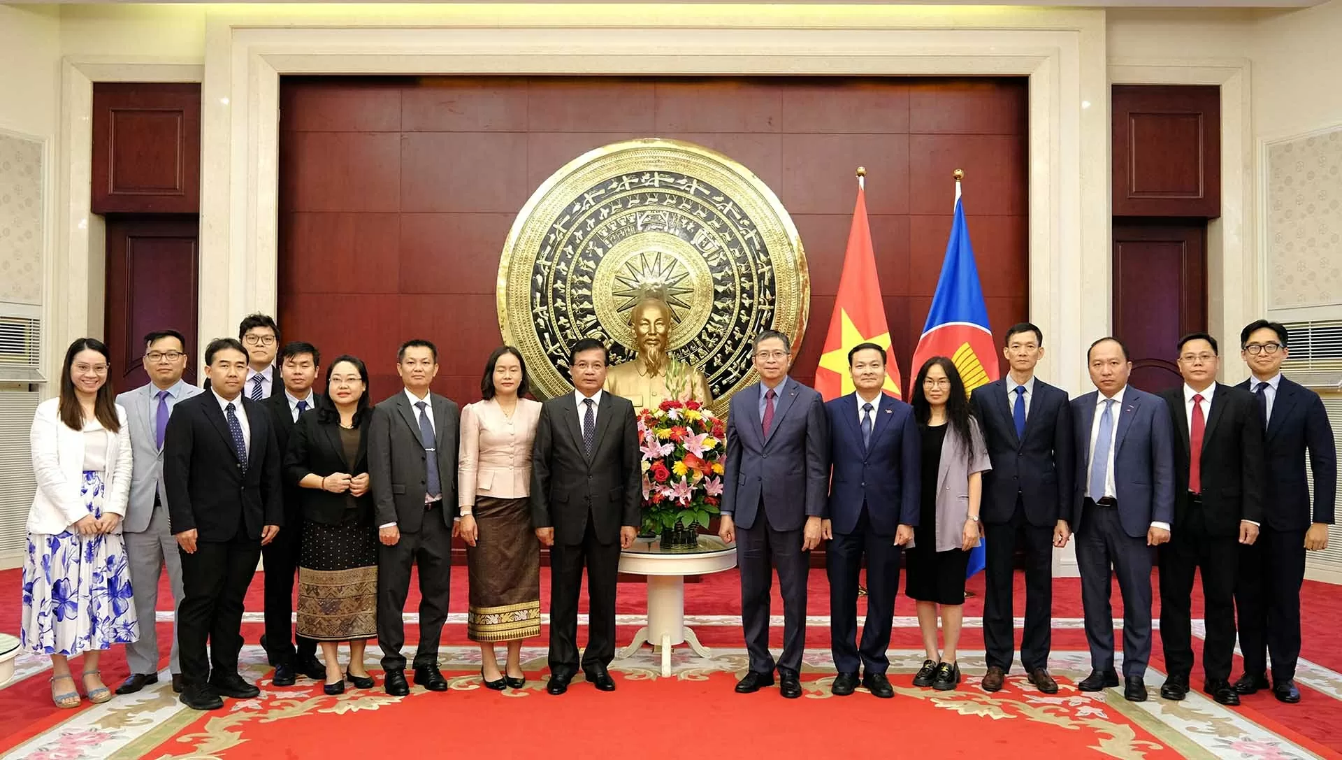Đại sứ Lào tại Trung Quốc chúc mừng kỷ niệm 80 năm Cách mạng tháng Tám và Quốc khánh Việt Nam