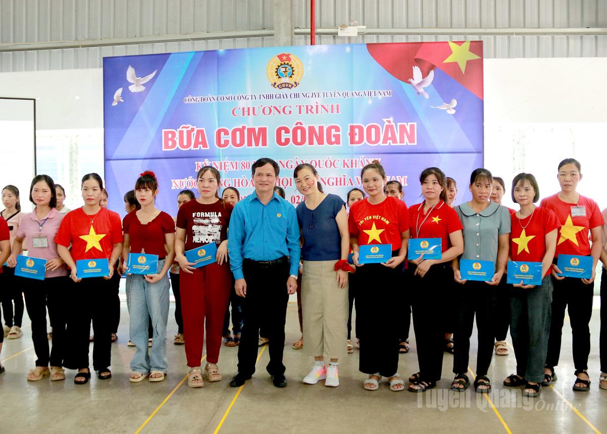 สหายเทรียวไท่ผิง สมาชิกคณะกรรมการบริหารพรรคประจำจังหวัด รองประธานคณะกรรมาธิการแนวร่วมปิตุภูมิจังหวัด ประธานสหพันธ์แรงงานจังหวัด มอบของขวัญให้กับผู้ใช้แรงงานในสภาวะยากลำบาก