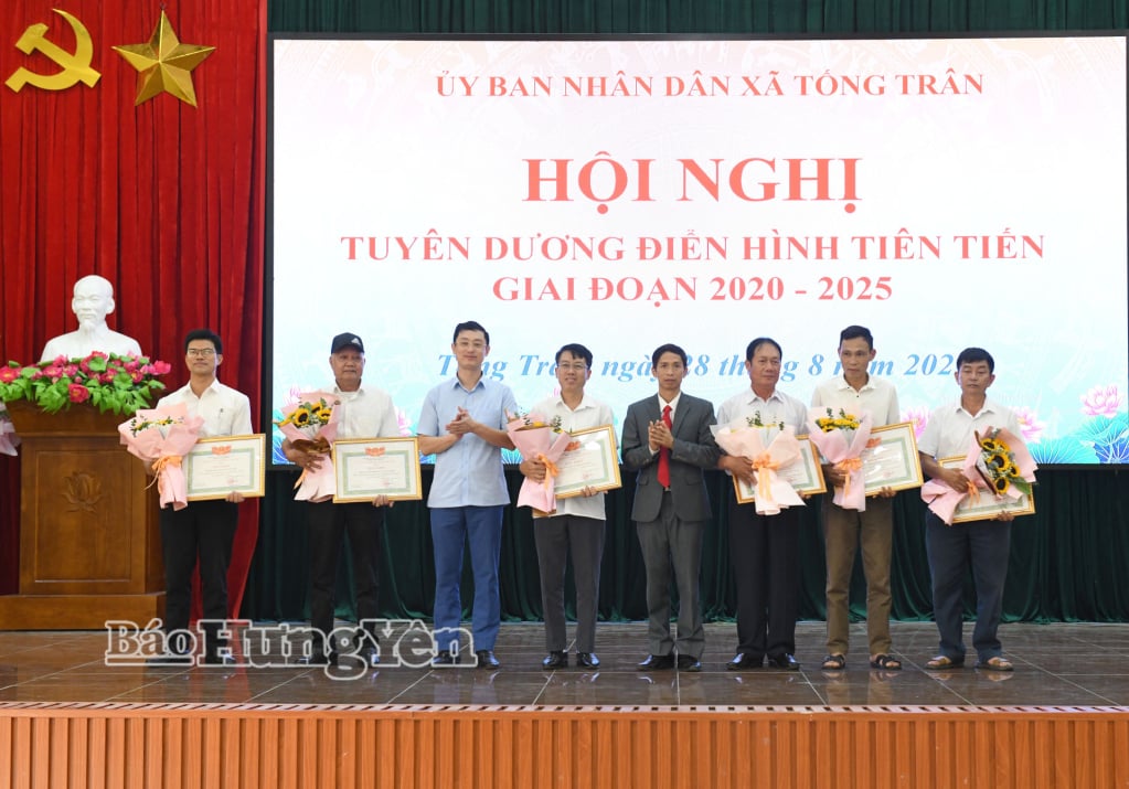 ថ្នាក់ដឹកនាំឃុំ Tong Tran ប្រគល់ប័ណ្ណសរសើរដល់សមូហភាពដែលមានស្នាដៃឆ្នើមក្នុងចលនាត្រាប់តាមស្នេហាជាតិ ដំណាក់កាល ២០២០ - ២០២៥។