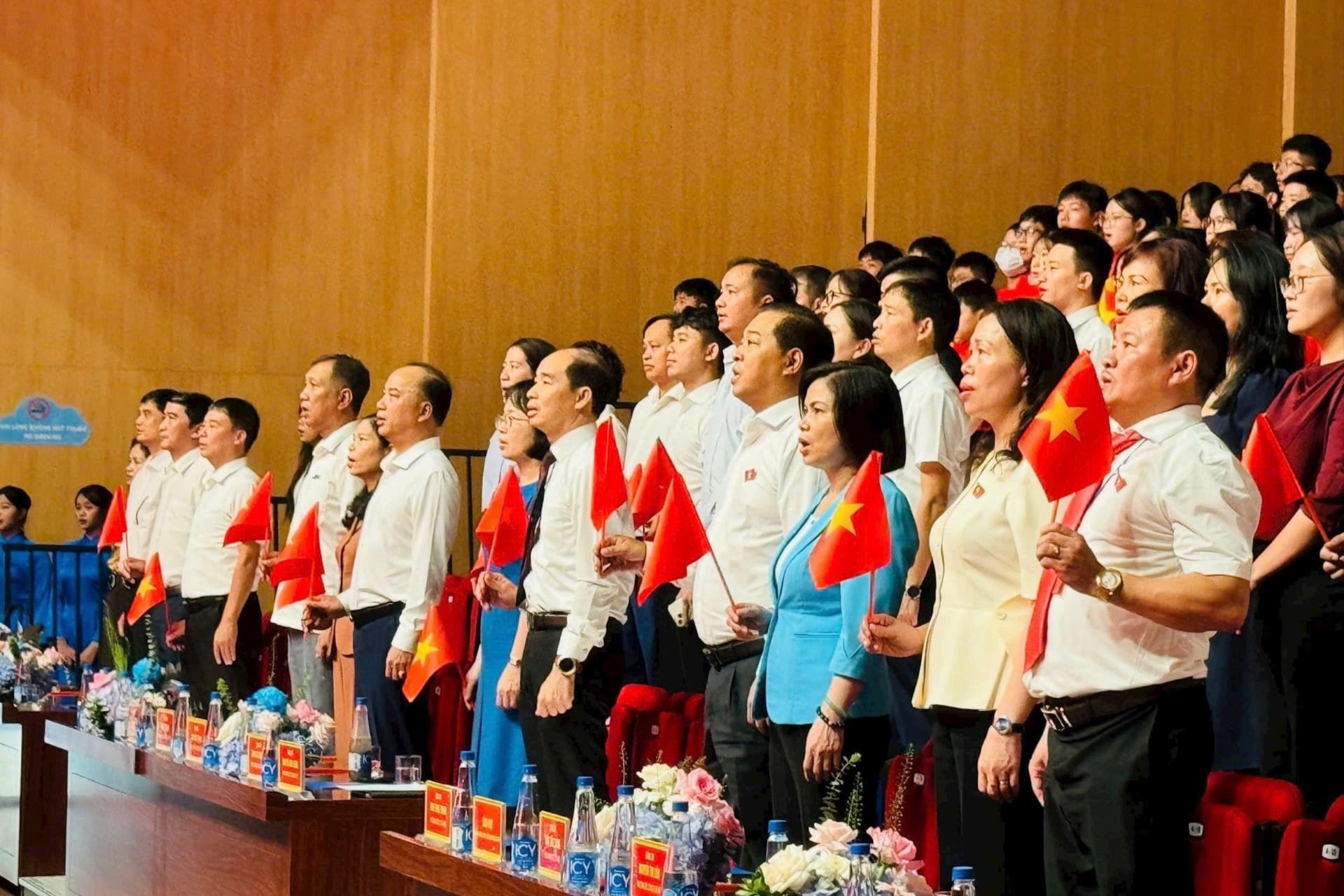 28-8-cac-dai-bieu-hat-quoc-ca.jpg