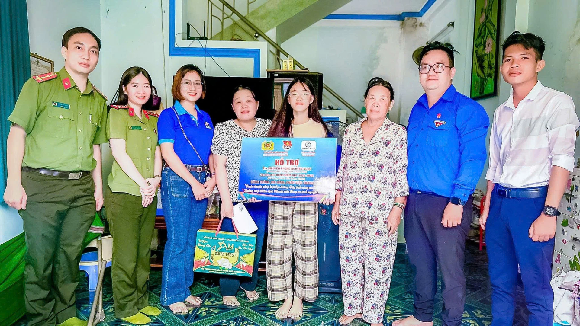 Visit and give gifts to Nguyen Phung Nguyen Ngoc.