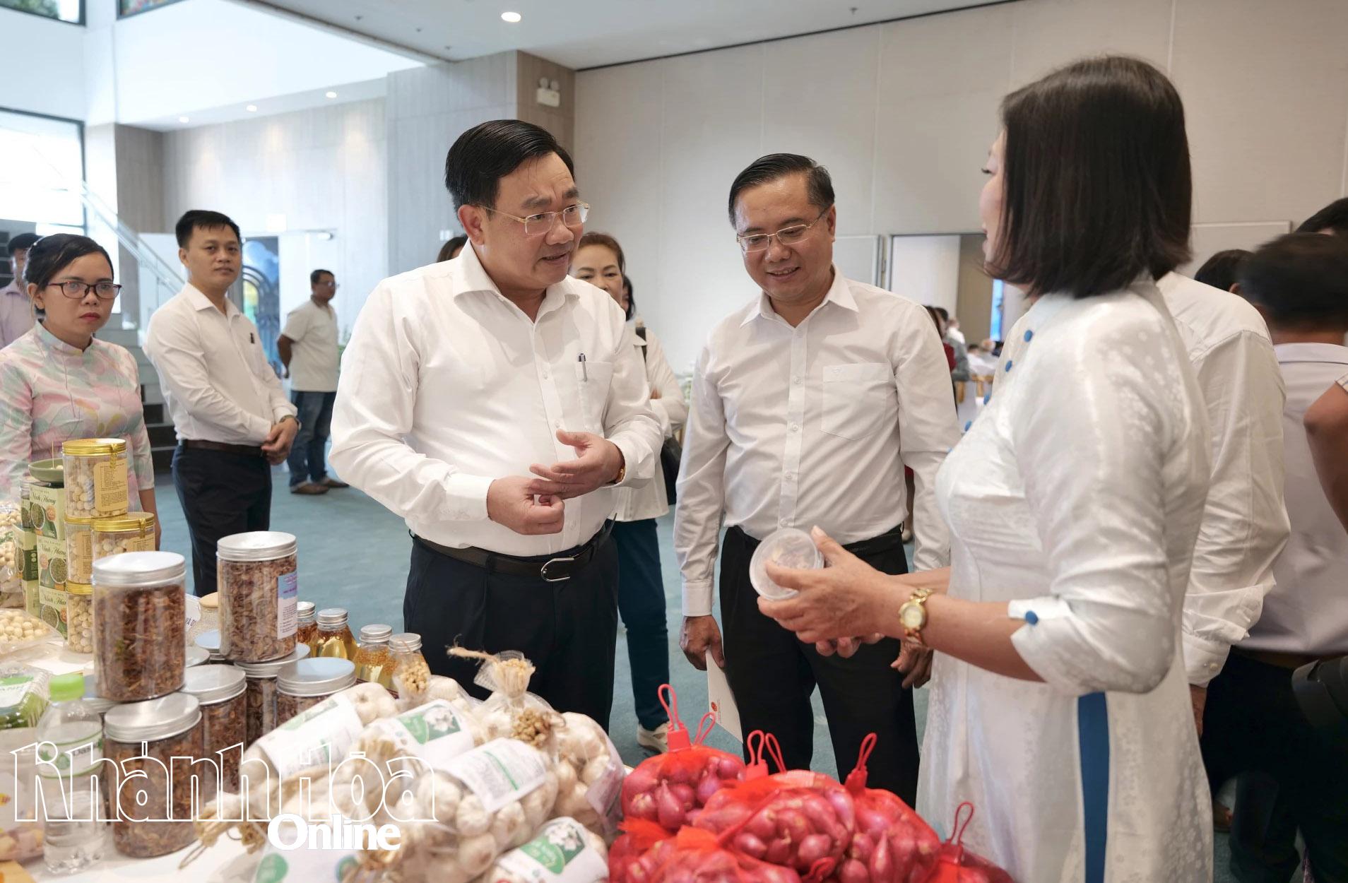 Đồng chí Trịnh Minh Hoàng - Phó Chủ tịch UBND tỉnh tham quan các gian hàng trưng bày sản phẩm tại hội nghị.