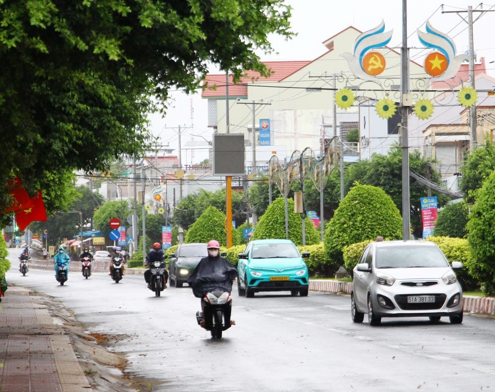 Người dân cần theo dõi thường xuyên các bản tin dự báo thời tiết để chủ động phòng tránh thời tiết thay đổi.