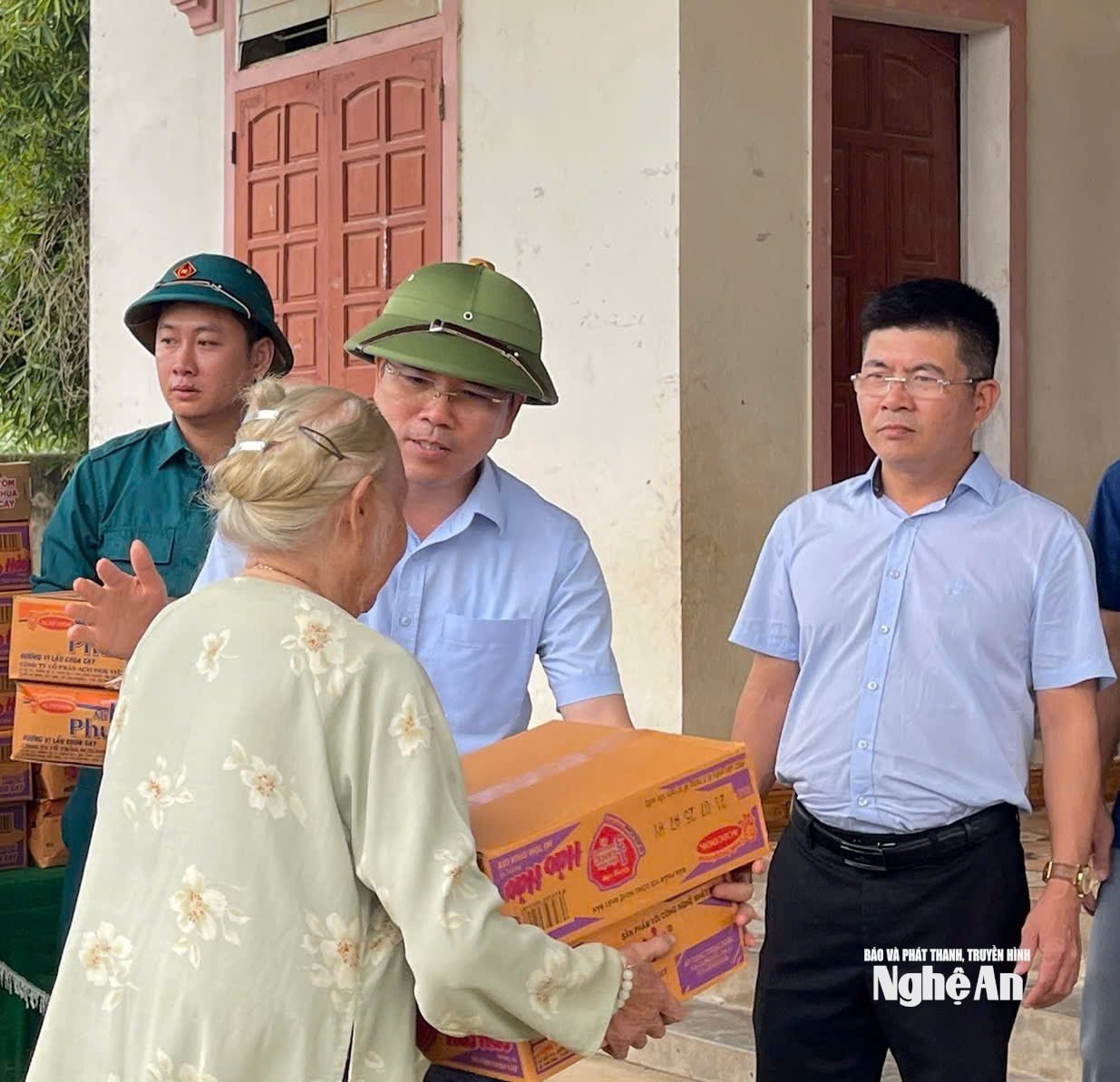 សមមិត្ត ឡេ វ៉ាន់ង៉ុក លេខាបក្ស ផ្តល់មី និងទឹកពិសារ ដល់ប្រជាពលរដ្ឋរងគ្រោះដោយទឹកជំនន់។