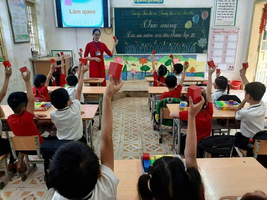 co-hua-thi-nhung-va-cac-hoc-tro.jpg