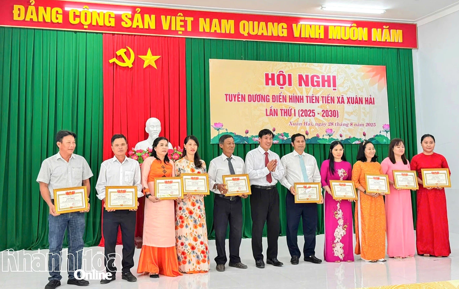 ថ្នាក់ដឹកនាំគណៈកម្មាធិការប្រជាជនឃុំ Xuan Hai បានប្រគល់ប័ណ្ណសរសើរដល់សមូហភាព និងបុគ្គលដែលមានស្នាដៃឆ្នើមក្នុងចលនាត្រាប់តាមរយៈពេល ២០២០ - ២០២៥។