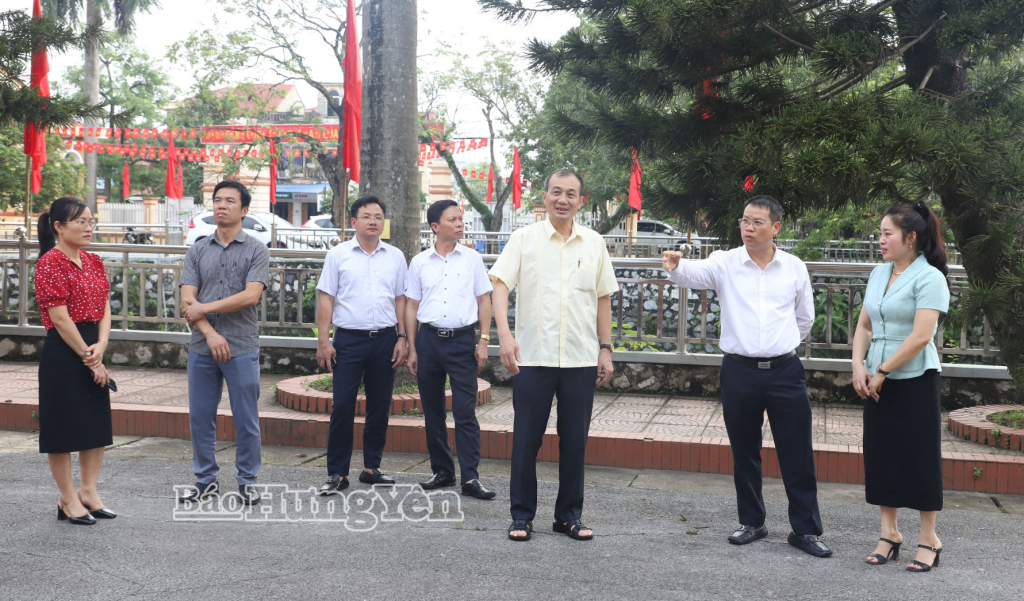 รองเลขาธิการคณะกรรมการพรรคประจำจังหวัด ประธานคณะกรรมการแนวร่วมปิตุภูมิเวียดนามประจำจังหวัดเหงียน หมัน หุ่ง ตรวจเยี่ยมการเตรียมการพิธีชักธงชาติประจำจังหวัด ณ ตำบลเลืองบ่าง