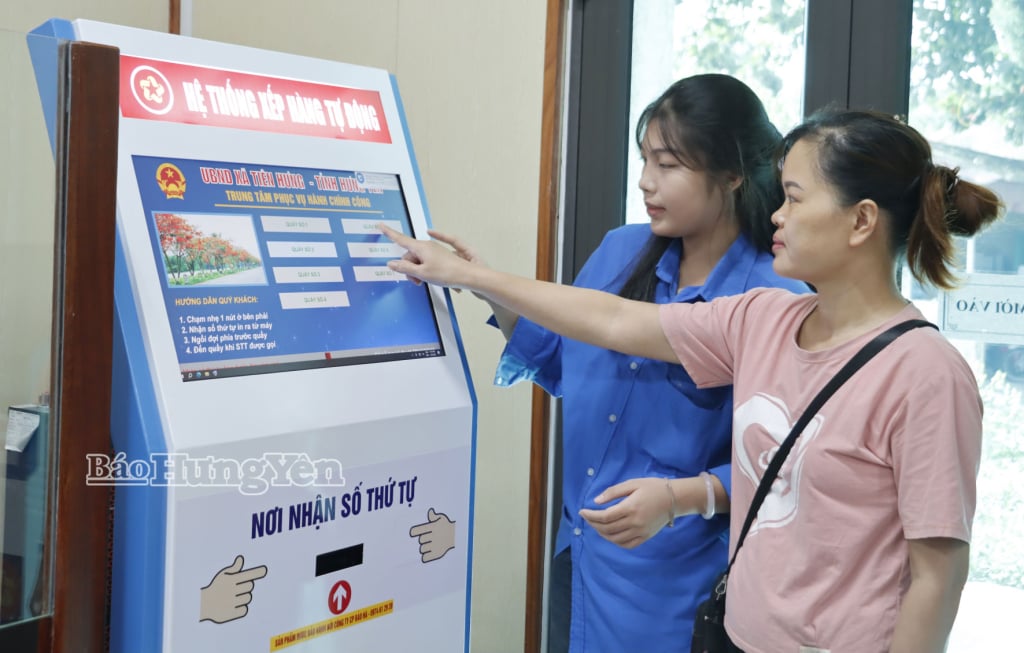សមាជិក​សហជីព​ឃុំ Tien Hung គាំទ្រ​ប្រជាពលរដ្ឋ​តាម​នីតិវិធី​នៅ​មជ្ឈមណ្ឌល​សេវា​រដ្ឋបាល​សាធារណៈ​ឃុំ។