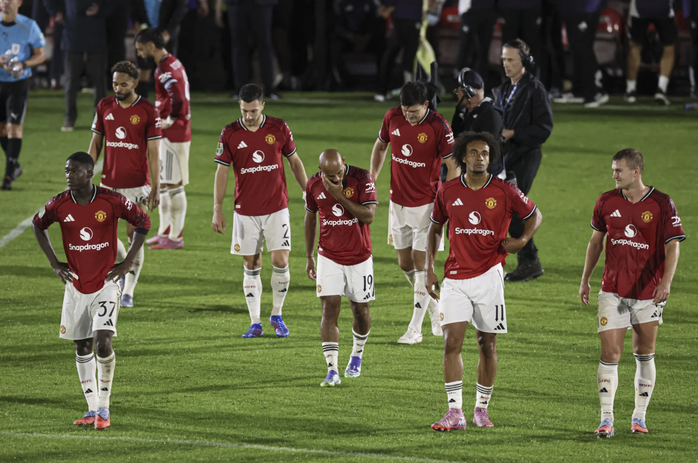 Grimsby tạo cú sốc lịch sử, loại Man United khỏi League Cup- Ảnh 8.